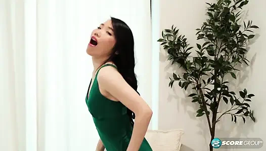 Sevimli küçük Asyalı orta yaşlı seksi kadın kiki king kendini bir oyuncakla sikiyor