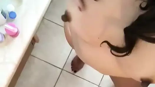 Çıplak Asyalı kızla duşta seks