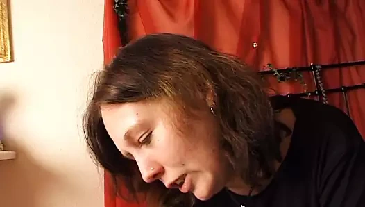 Brunette liebt es sich zu fingern