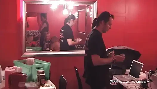 Çıplak çiftler ve direk dansı ile vahşi eş değiştirme kulübü gecesi