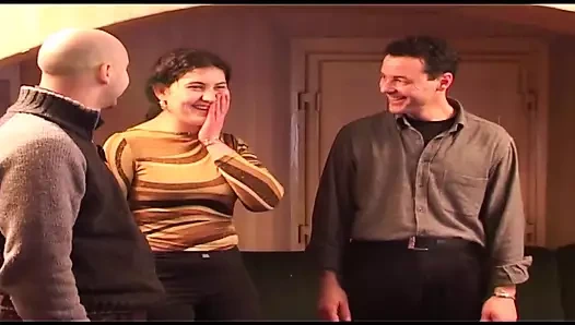 İtalyan sürtük birçok adam tarafından sikiliyor ve her yerine boşalıyor