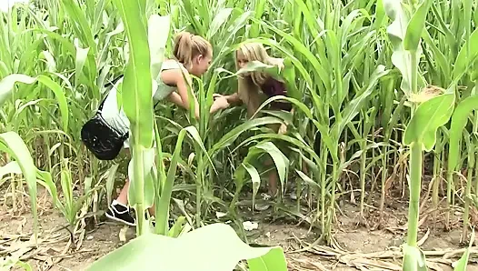 Güneşte Ateşli Lezbiyenler - Seksi Alman Kızlar açık Havada Birbirlerini Yalıyor Ve Parmaklıyor