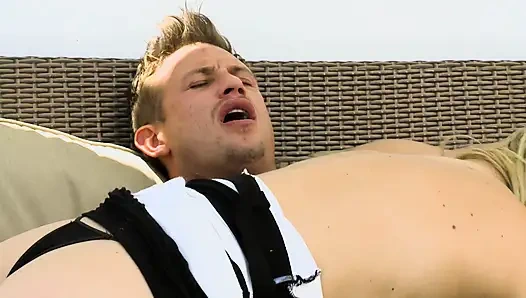 Sarışın kız havuzda vajinasını fışkırtıyor