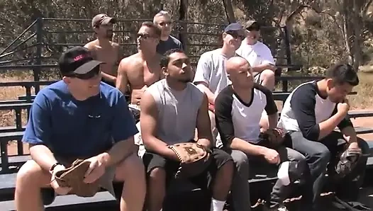 Sürtüklerle dolu bir beyzbol takımı rakibinin dikkatini dağıtmak için vücutlarını kullanıyor