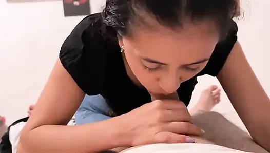 İri göğüslü orta yaşlı seksi kadın öğretmen genç öğrencisine iyi bir sakso çekiyor