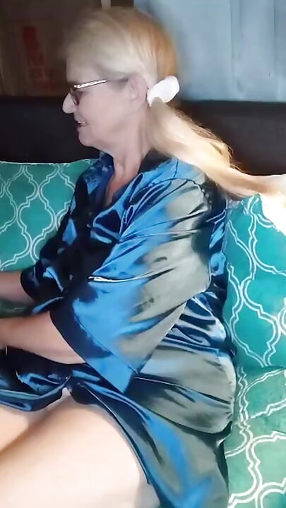 Ateşli orta yaşlı seksi kadın büyük yarağı sikiyor!