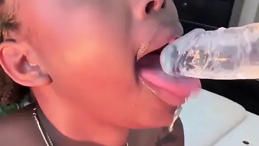 Zenci kadın dildo sakso çekiyor