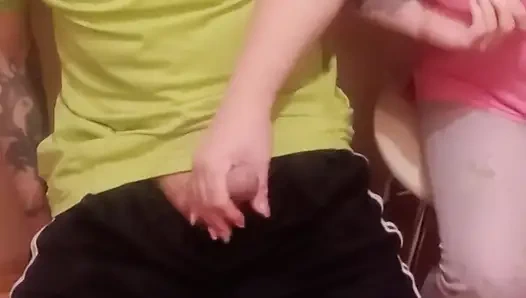 Bir kadın yarağımı sıvazlıyor yakın çekim