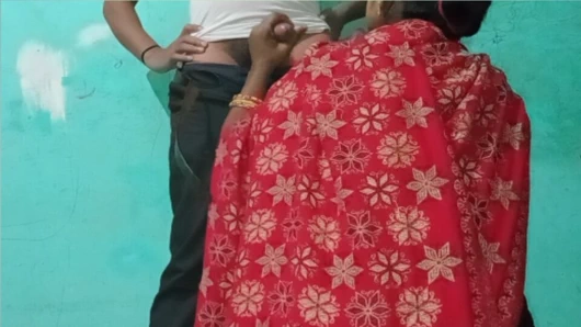 Yenge eliyle erkeğinin yarağını salladı ve ayağa kalktı ve Hintliyi öptü