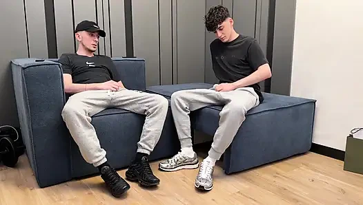 İki adam birlikte mastürbasyon yapıyor