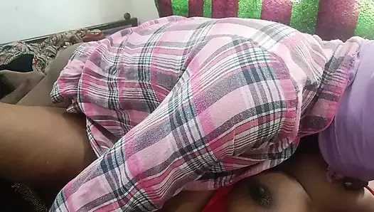 Hintli tamil kız kocası arkadaşının evinde aldatıyor çok ateşli büyük memeli ateşli amcık iyi şanslar vücut sert sikişiyor