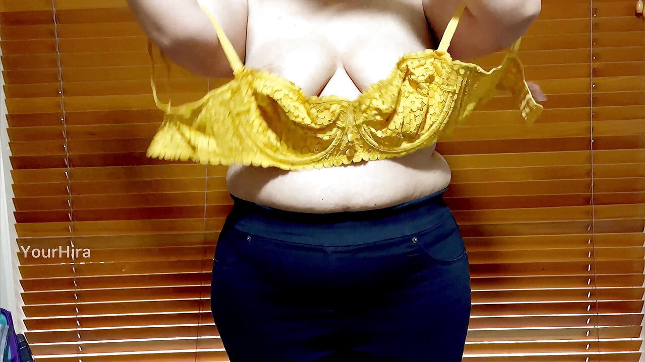 seksi hint karısı sutyen değişimi - şehvetli göğüsler basın ile dalga geçiyor