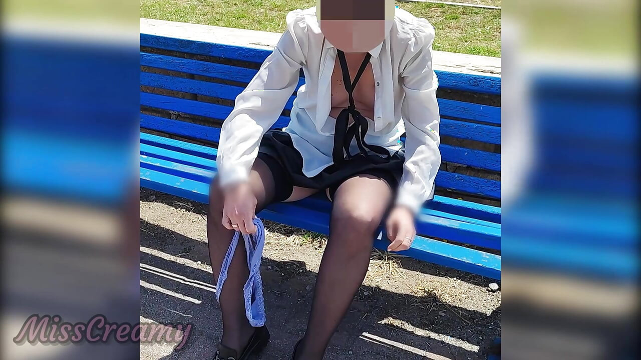 Amcık teşhiri - sürtük öğretmenim parkta insanlar izlerken amını parmaklıyor