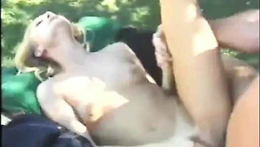 Genç sarışın açık havada amına kalın bir yarak almak için bacaklarını geniş açıyor