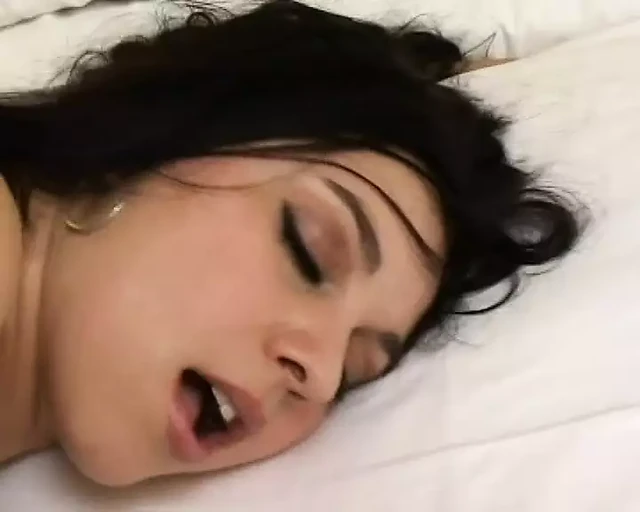 Красивая немецкая крошка в чулках наслаждается хуем в ее заднице