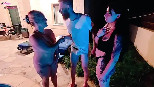 Havuz kenarındaki gözetleyiciler oyun arkadaşlarını çevirdi - en ıslak tatil sürprizimiz!