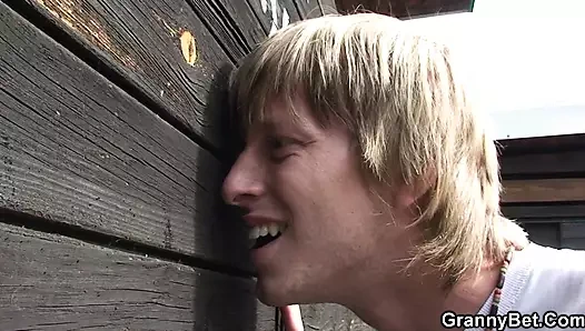 Busty sarışın anneanne mutlu dik yabancı üzerinde kamu