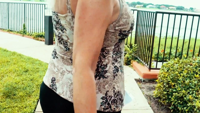 Sürtük orta yaşlı seksi emlakçı büyük zenci yarağı müşterisinden para için sikişiyor