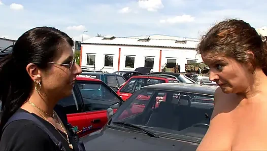 Doğal saçlı sarışın Alman orta yaşlı seksi kadın açık havada sikiliyor