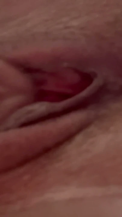POV Erkek arkadaşım bana masaj yapıyor ve parmaklıyor, dildo ve sikiyle çift penetrasyona geçiyoruz | Clip 1