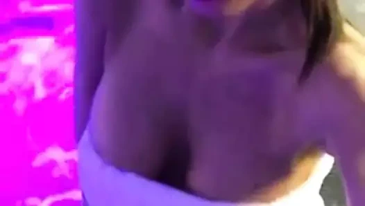 Tijana Stajsic sise u peskiru na bazenu