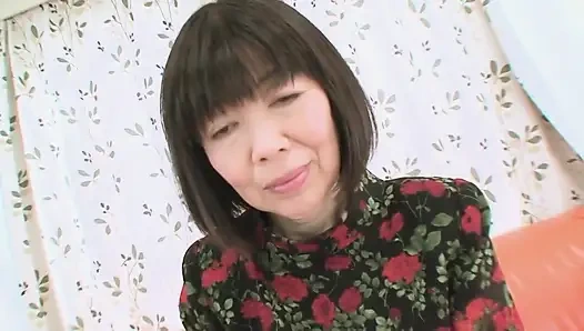 Asyalı orta yaşlı seksi kadın büyük bir yarağın tadını çıkarıyor