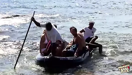 Üç adam adanın plajında sıska sarışınların deliklerini parçalıyor