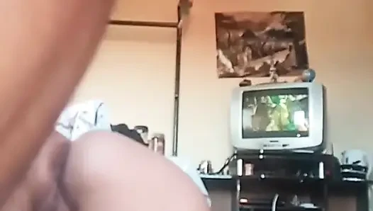 Eva götünde parmakla sikişiyor