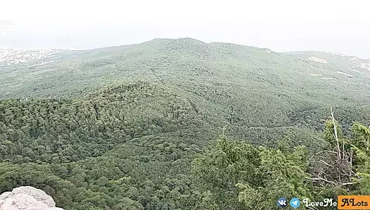 Üvey erkek kardeş ve üvey kız kardeşinin bakış açısı yaşam tarzı. Bir dağın tepesinde halka açık yerde parlayan memeler