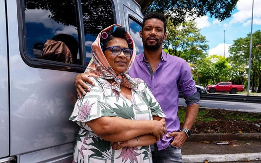 Aşırı şişman göbekli olgun göt araba sürerken sikiliyor