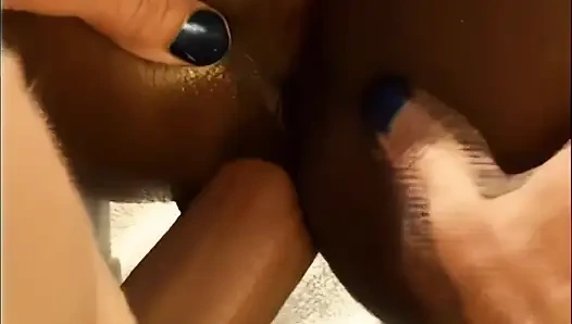 Siyah kaltak beyaz döl için yalvarıyor