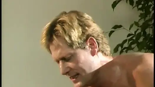 Genç esmer amını siktiriyor ve masanın üstünde parmaklıyor