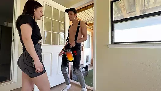 Striptizci yanlış eve girdikten sonra yanlışlıkla bakire genç kızı sikiyor