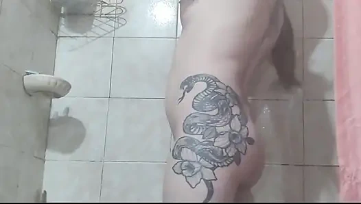 Duş alıyorum ve sabunlu anal dilatör götüme sokuyorum