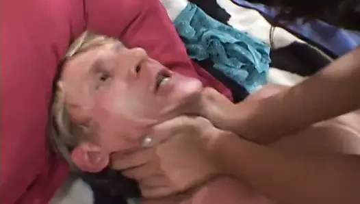 Kızıl saçlı sürtük erkek arkadaşını en iyi arkadaşıyla biraz eğlenmek için paylaşmak istiyor