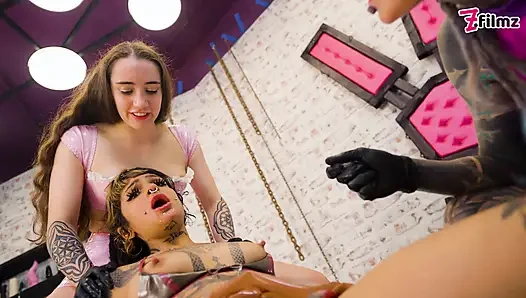 Tükürük ve dildolarla çift kadın egemenliği lateks eylemi