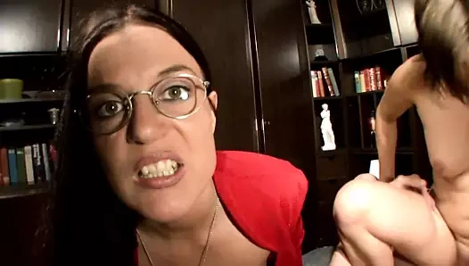 Valerie'nin büyük göğüsleri sikişmene yardım ediyor!