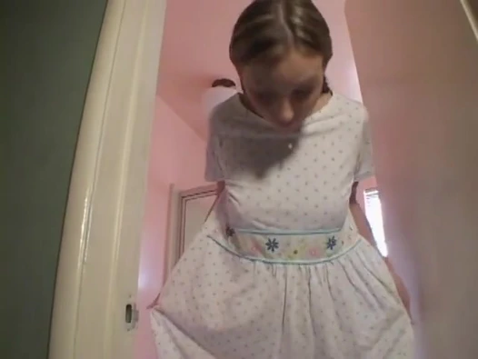 Şehvetli esmer çocuk bakıcısı yatakta büyük bir yarağa biniyor