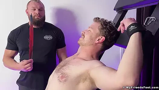 MyFriendsfeet: Doms Dan ve Girth büyük ayaklarını gıdıklarken Russ sert gülüyor