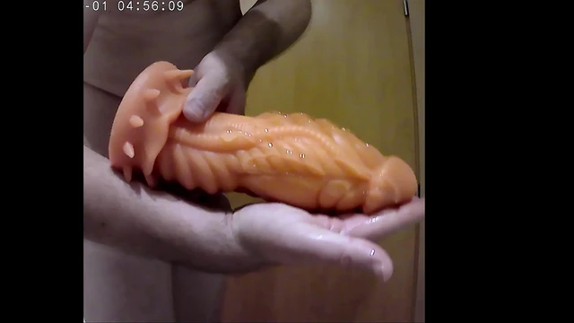 Огромные дилдо в тугой заднице