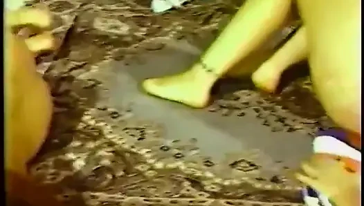 Ateşli sarışın kız halıda seksi bir kızıl saçlının amını yalıyor