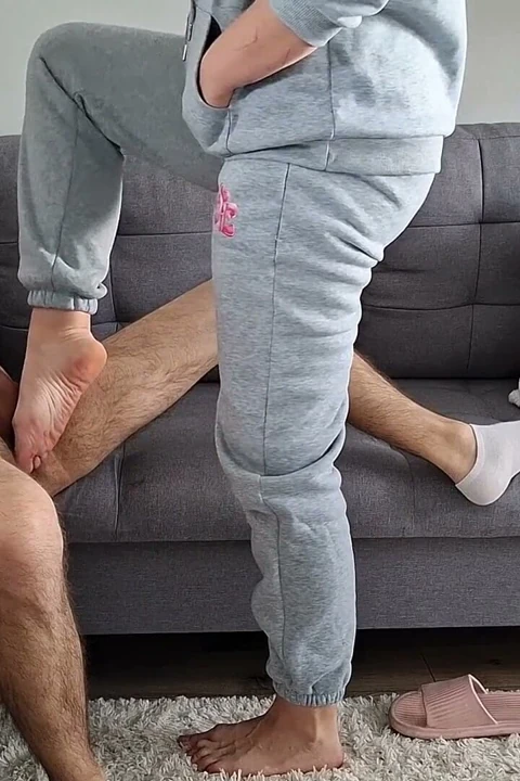 Pembe Parmak Terliklerle Testisleri Ezmek!
