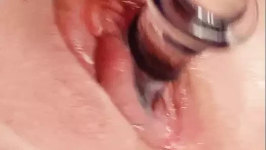 Büyük klitorisli ve ıslak amcıklı nine yoğun bir orgazm yaşıyor