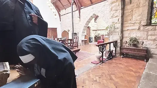Merakın tadı Rahibe rahibenin yarağını emiyor