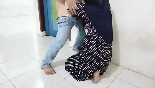 Sessiz bir evde, bir ev temizlikçisi olur