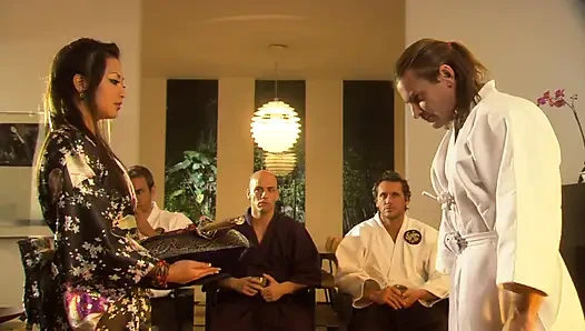 Asyalı güzellik samurayların yarağına biniyor