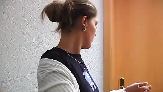 Küçük memeli esmer piliç tıraşlı amcığını parmaklıyor