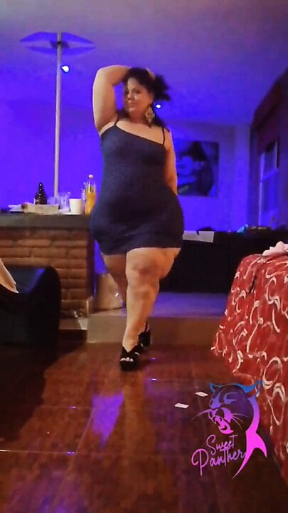 Ve ben odada çok azgınım, kızımın öğretmeni için bir video hazırlıyorum, böylece geçebilsin