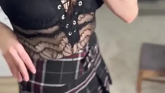 Seksi vücutta aynaya oynuyor