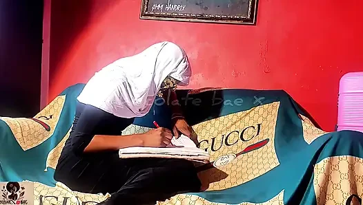 Seksi yeni evli tesettürlü bayan düğünden bir gece önce üvey erkek kardeşiyle ilişkiyi düşünerek çok azıyor!!